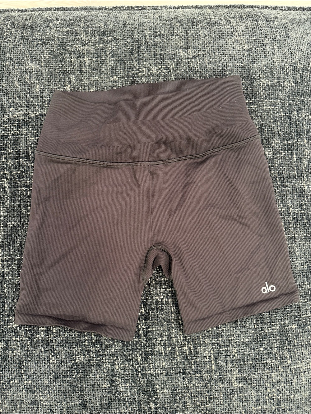 Alo High-Rise Ribbed Biker Shorts in Dark black small women